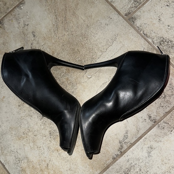 Used Black Cosmopolitan Heels, Size 9 - Picture 2 of 3